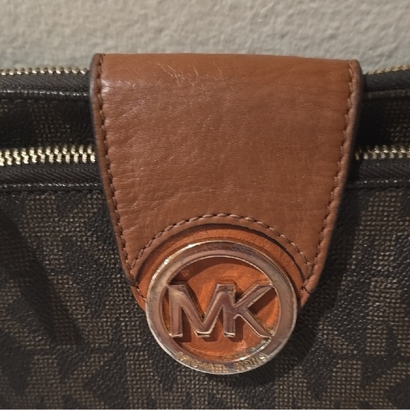 Michael Kors Elegant Brown and Black Crossbody Bag with Gold Emblem - Picture 3 of 5